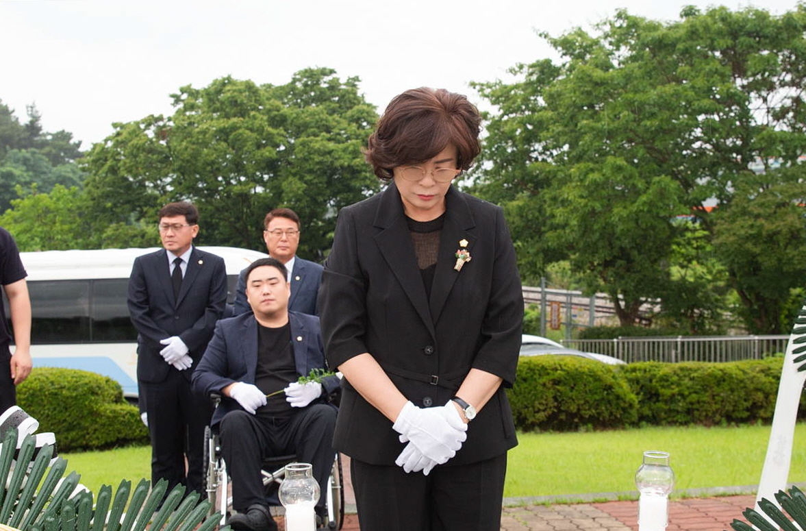 군경묘지 참배